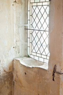 Bénitier dans l'appui de la fenêtre à droite en entrant. © Région Bourgogne-Franche-Comté, Inventaire du patrimoine Bénitier dans l'appui de la fenêtre à droite en entrant. © Région Bourgogne-Franche-Comté, Inventaire du patrimoine