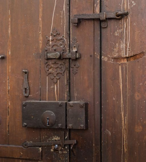 Porte d'entrée principale : détail de la serrure. © Région Bourgogne-Franche-Comté, Inventaire du patrimoine