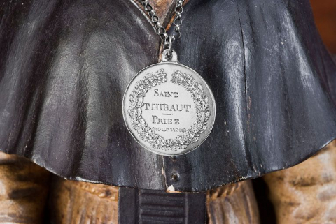 Médaille suspendue au cou de la statuette : avers. © Région Bourgogne-Franche-Comté, Inventaire du patrimoine