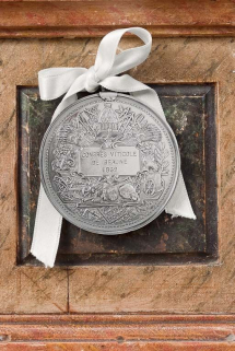 Médaille fixée au socle : revers. © Région Bourgogne-Franche-Comté, Inventaire du patrimoine