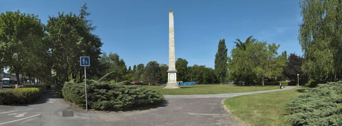 Vue d'ensemble de l'obélisque, au centre du jardin public. © Région Bourgogne-Franche-Comté, Inventaire du patrimoine