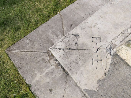 Détail du socle : indication de l'orientation par rapport au soleil. © Région Bourgogne-Franche-Comté, Inventaire du patrimoine