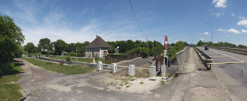 Vue d'ensemble du site et du pont : le pont ancien a été doublé d'un pont moderne. © Région Bourgogne-Franche-Comté, Inventaire du patrimoine