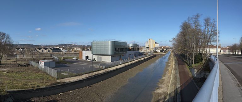 Le centre d'aiguillage SNCF depuis le pont du boulevard Maillard, bief 56 du versant Saône, à Dijon. Les grandes minoteries dijonnaises (à l'arrière-plan) sont cours de démolition. © Région Bourgogne-Franche-Comté, Inventaire du patrimoine