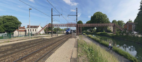 La passerelle, vue d'ensemble d'amont. Le site SNCF qu'elle dessert est à droite de l'image. © Région Bourgogne-Franche-Comté, Inventaire du patrimoine