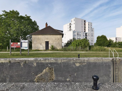 Vue de face dans son environnement. Remarquez l'écart par rapport au modèle : plus de fenêtre en façade. © Région Bourgogne-Franche-Comté, Inventaire du patrimoine