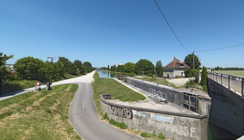Site vu d'aval. Le désaxement du pont sur écluse par rapport au sas est nettement visible. © Région Bourgogne-Franche-Comté, Inventaire du patrimoine