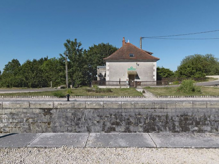 Maison éclusière vue de face. Elle ne présente pas de fenêtre de ce côté, ce qui n'est pas conforme au modèle de cette série. © Région Bourgogne-Franche-Comté, Inventaire du patrimoine