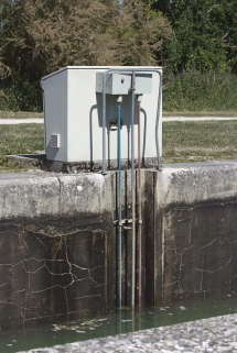 Détail d'un élément du système d'automatisation de l'écluse : la table de commande placée sur le bord du sas. © Région Bourgogne-Franche-Comté, Inventaire du patrimoine
