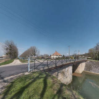 Vue d'ensemble, prise d'aval : remarquez le garde-corps. © Région Bourgogne-Franche-Comté, Inventaire du patrimoine