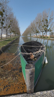 Bateau-écluse : ce bateau se glisse dans des rainures spécialement conçues à cette effet dans les bajoyers pour remplacer les portes en cas de travaux sur ces dernières. © Région Bourgogne-Franche-Comté, Inventaire du patrimoine