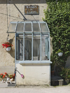 Détail : porte d'entrée et plaque. © Région Bourgogne-Franche-Comté, Inventaire du patrimoine
