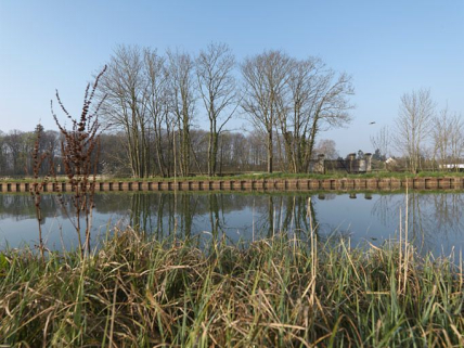Parc du château de Longecourt donnant sur le canal, le château en arrière-plan. © Région Bourgogne-Franche-Comté, Inventaire du patrimoine