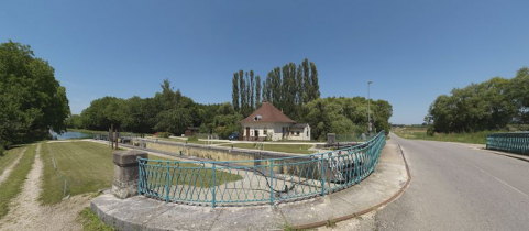 Vue d'ensemble du site d'écluse avec pont, pris d'aval. © Région Bourgogne-Franche-Comté, Inventaire du patrimoine
