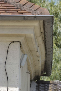 Détail de maçonnerie : la corniche en pierre de taille. © Région Bourgogne-Franche-Comté, Inventaire du patrimoine