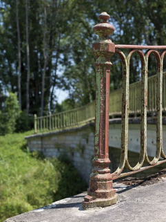 Détail du garde-corps en métal. © Région Bourgogne-Franche-Comté, Inventaire du patrimoine