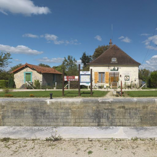 Vue de face de la maison éclusière et de ses annexes. © Région Bourgogne-Franche-Comté, Inventaire du patrimoine