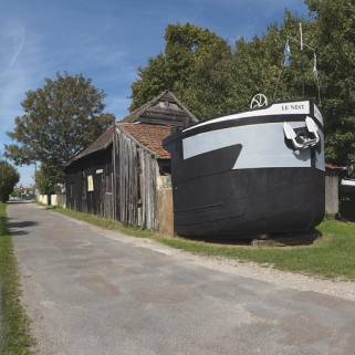 Proue de péniche devant la remise. © Région Bourgogne-Franche-Comté, Inventaire du patrimoine