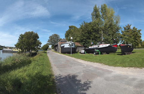 Vue d'ensemble du matériel flottant exposé devant la remise. © Région Bourgogne-Franche-Comté, Inventaire du patrimoine