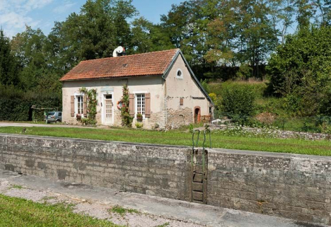 Vue de 3/4 de la maison éclusière. © Région Bourgogne-Franche-Comté, Inventaire du patrimoine