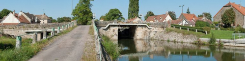Vue du pont sur écluse prolongé à gauche sur la Vandenesse. © Région Bourgogne-Franche-Comté, Inventaire du patrimoine