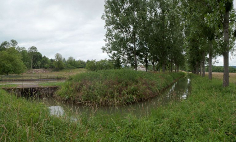 Vue de l'arrivée de la rigole d'alimentation dans le bief 38 du versant Saône. © Région Bourgogne-Franche-Comté, Inventaire du patrimoine