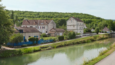 De gauche à droite, vue des trois maisons de Pont-de-Pany : maison de garde, maison de perception, maison éclusière. © Région Bourgogne-Franche-Comté, Inventaire du patrimoine