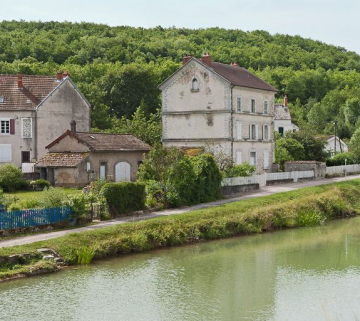 Vue de la maison de perception avec son annexe. © Région Bourgogne-Franche-Comté, Inventaire du patrimoine