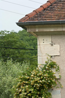 Détails de matériaux de la maison éclusière : corniche et chaîne d'angle. © Région Bourgogne-Franche-Comté, Inventaire du patrimoine