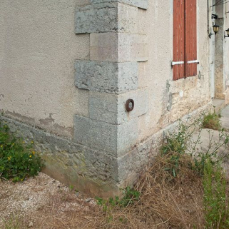 Détail des matériaux de la maison éclusière : chaîne d'angle et soubassement. © Région Bourgogne-Franche-Comté, Inventaire du patrimoine