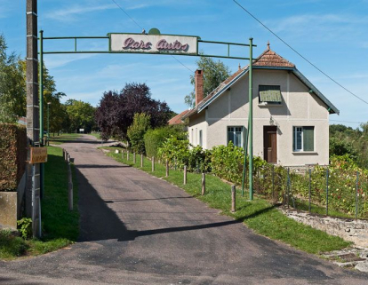 Vue d'une demeure de villégiature autour du réservoir. © Région Bourgogne-Franche-Comté, Inventaire du patrimoine