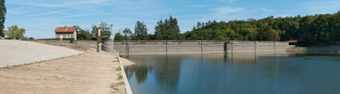 Vue générale du réservoir avec la digue et la maison de garde à l'arrière-plan. © Région Bourgogne-Franche-Comté, Inventaire du patrimoine
