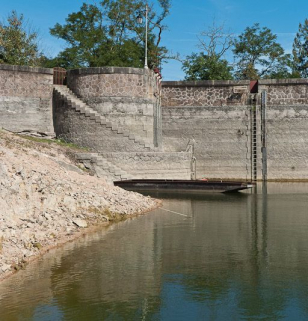 Vue de la tour de prise d'eau. © Région Bourgogne-Franche-Comté, Inventaire du patrimoine