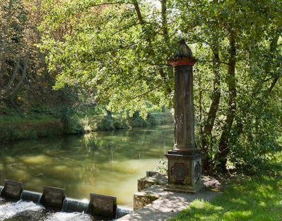 Vue de la rigole et du limnimètre. © Région Bourgogne-Franche-Comté, Inventaire du patrimoine
