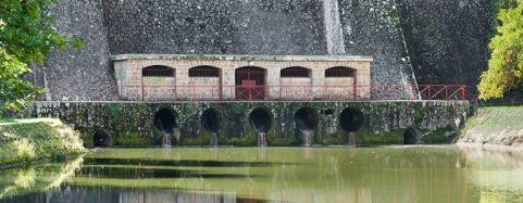 Vue extérieure de la chambre des robinets située en contrebas de la digue. © Région Bourgogne-Franche-Comté, Inventaire du patrimoine