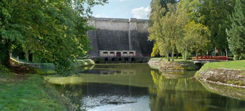 Vue de la digue et de la rigole traitées dans un aménagement paysager. © Région Bourgogne-Franche-Comté, Inventaire du patrimoine