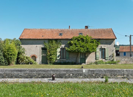 Vue de face de la maison éclusière. © Région Bourgogne-Franche-Comté, Inventaire du patrimoine