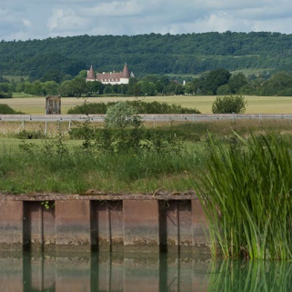 Vue du château de Chailly depuis le site d'écluse 08 du versant Yonne. © Région Bourgogne-Franche-Comté, Inventaire du patrimoine