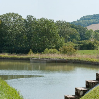 Barge sur le canal à Marigny-le-Cahouët. © Région Bourgogne-Franche-Comté, Inventaire du patrimoine