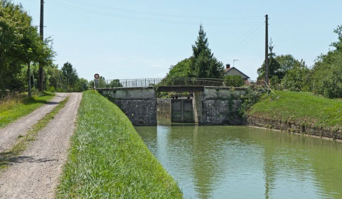 Vue du pont depuis l'aval. © Région Bourgogne-Franche-Comté, Inventaire du patrimoine Vue du pont depuis l'aval. © Région Bourgogne-Franche-Comté, Inventaire du patrimoine