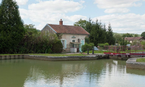 Vue du site d'écluse depuis l'amont. © Région Bourgogne-Franche-Comté, Inventaire du patrimoine