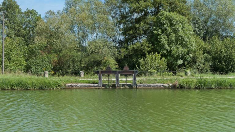Vue de face du déversoir situé sur la rive droite. © Région Bourgogne-Franche-Comté, Inventaire du patrimoine