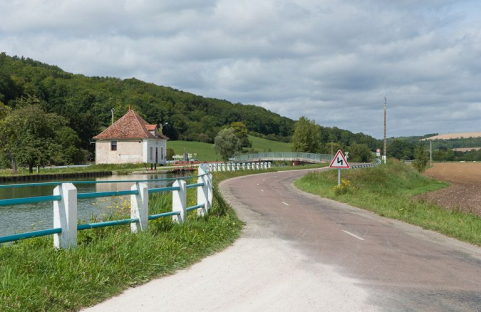 Vue du site d'écluse depuis la route. © Région Bourgogne-Franche-Comté, Inventaire du patrimoine