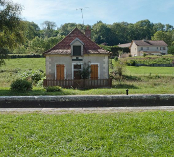 Vue de face de la maison éclusière. © Région Bourgogne-Franche-Comté, Inventaire du patrimoine