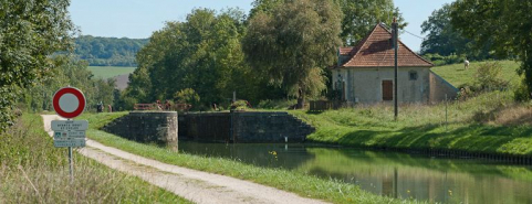 Vue du site d'écluse depuis l'amont. © Région Bourgogne-Franche-Comté, Inventaire du patrimoine