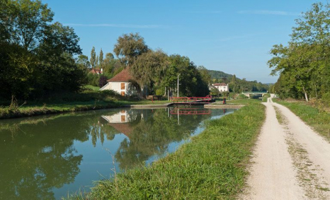 Vue du site d'écluse depuis l'amont. © Région Bourgogne-Franche-Comté, Inventaire du patrimoine