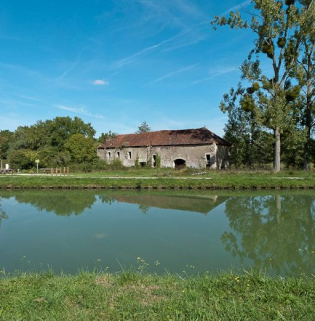 Vue du moulin situé en amont du pont. © Région Bourgogne-Franche-Comté, Inventaire du patrimoine