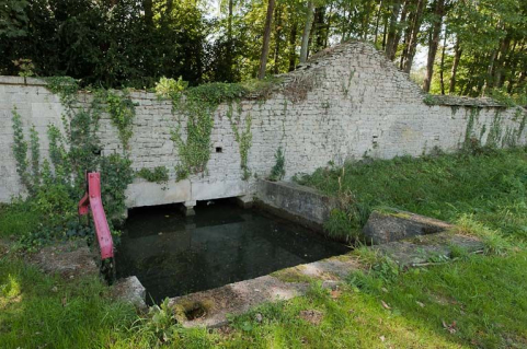 Vue du bassin et des vannes collectant les eaux du lavoir. © Région Bourgogne-Franche-Comté, Inventaire du patrimoine