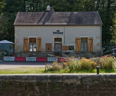 Vue de face de la maison éclusière. © Région Bourgogne-Franche-Comté, Inventaire du patrimoine