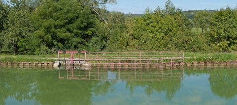 Vue du déversoir depuis la rive opposée. © Région Bourgogne-Franche-Comté, Inventaire du patrimoine